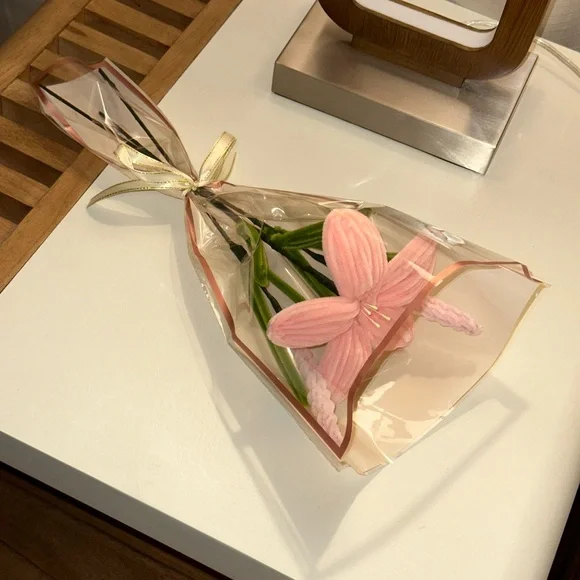 Pink lily Flower Bouquet - Picture 4 of 4